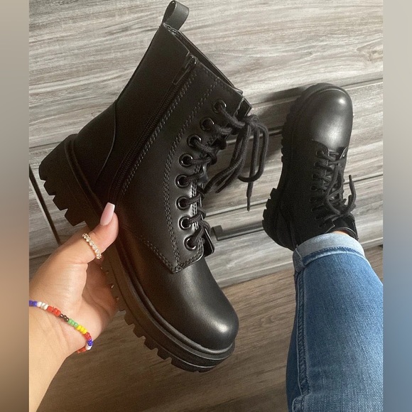 NEW !! LACE UP BLACK COMBAT BOOT WITH SIDE ZIPPER FAUX LEATHER - Picture 1 of 7